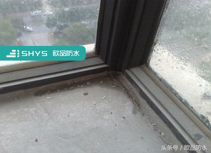 窗框与窗框之间的缝隙渗水,窗框上边与墙体间渗水怎么处理
