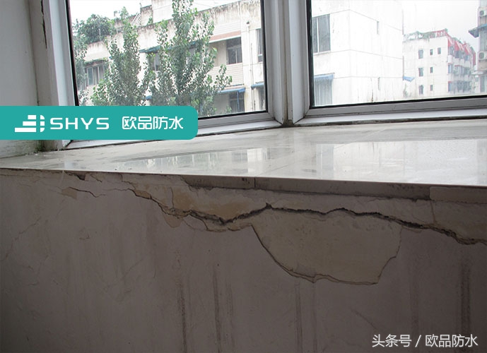 窗框与窗框之间的缝隙渗水,窗框上边与墙体间渗水怎么处理