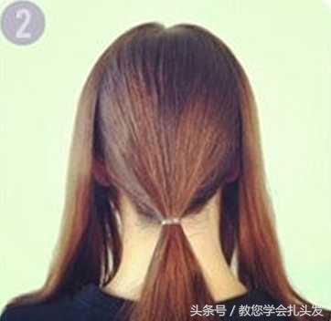 一款简单易学的长发花苞头扎法
