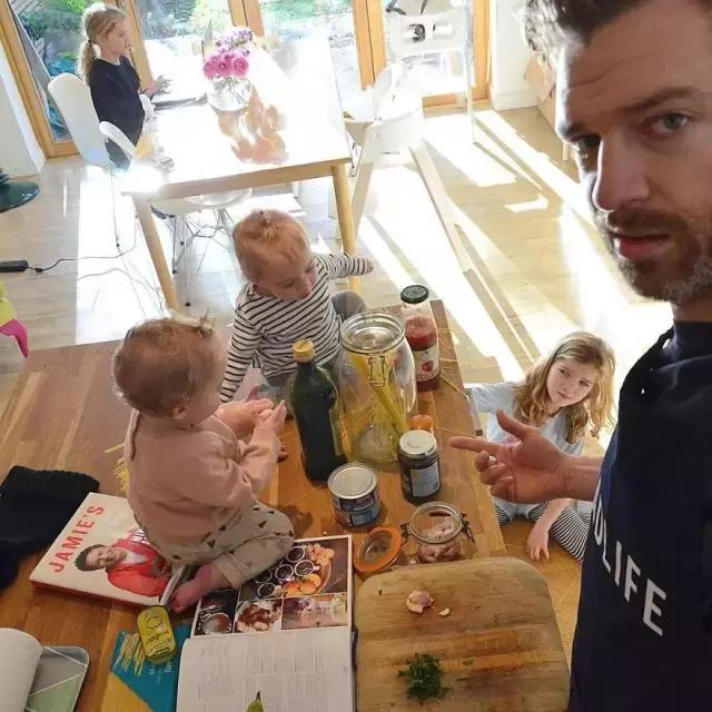 养了四个孩子的爸爸吃饭,养了很多孩子的爸爸