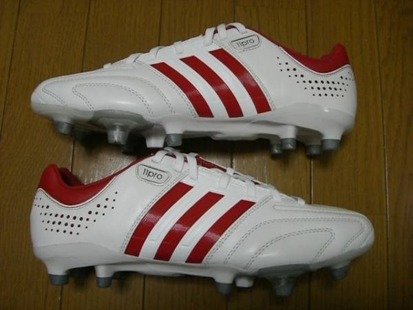 阿迪达斯足球球鞋测评,足球鞋选择nike还是阿迪达斯