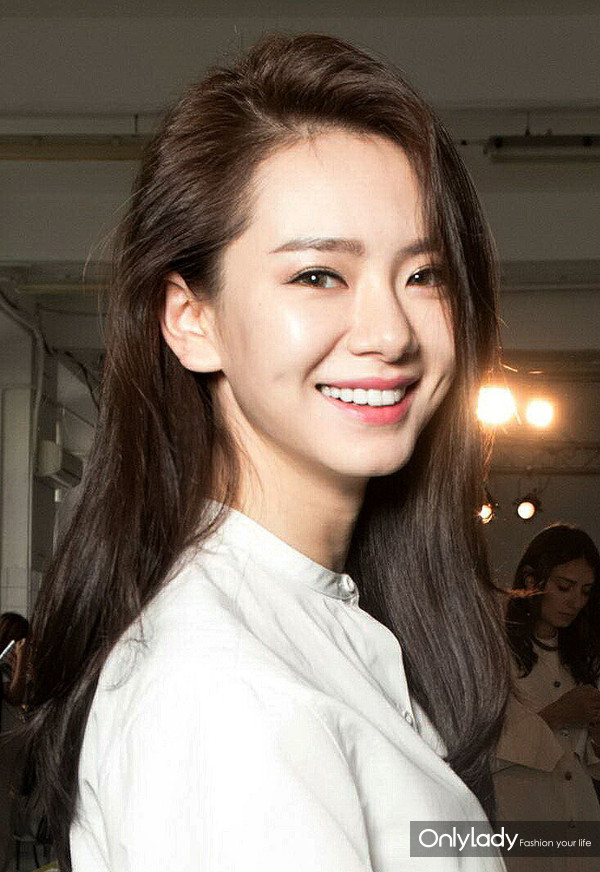 女子花4万块整容把嘴都整歪了,美国女子花76万整容