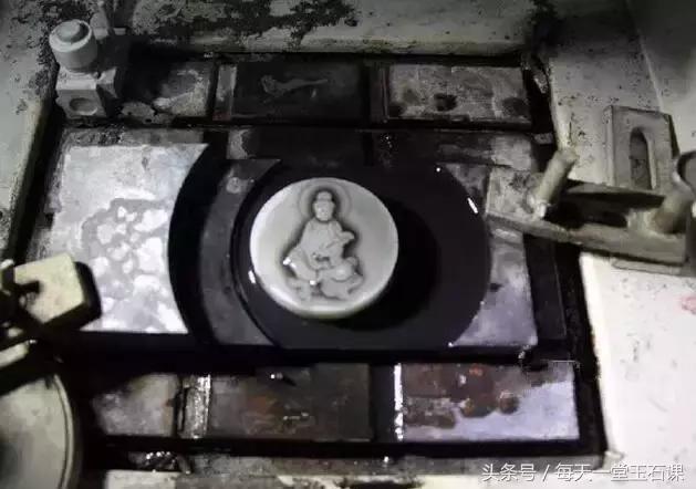 玉器手工雕刻和机器雕刻,机器雕刻玉器痕迹放大图