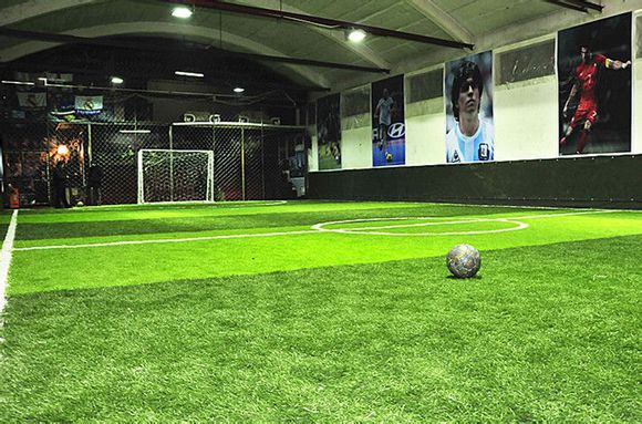 高温踢球注意什么,冬天足球踢球注意事项