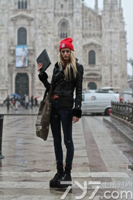 小白鞋松糕鞋搭配连衣裙,松糕鞋时尚配纱裙