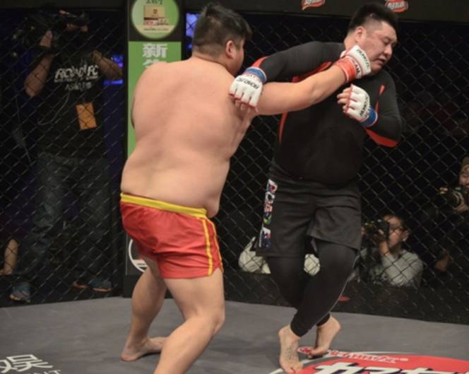 魔裟斗被小混混打为什么不还手,魔裟斗被播求打伤的腿