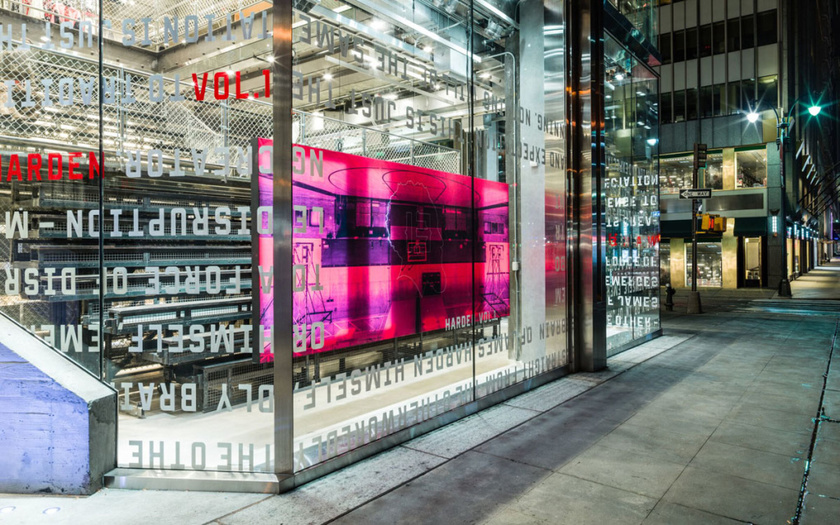 adidas全球最大旗舰店坐落纽约，灵感来自美国高中体育场