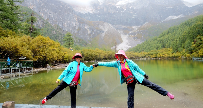 佩服自己，我在亚丁冒雨溯溪央迈勇到牛奶海