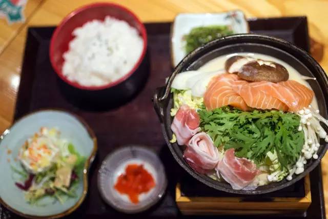 板桥路上藏着杭城独一份的“三文鱼美白锅”，竟是神户女孩天天喝的“美人骨汤”！