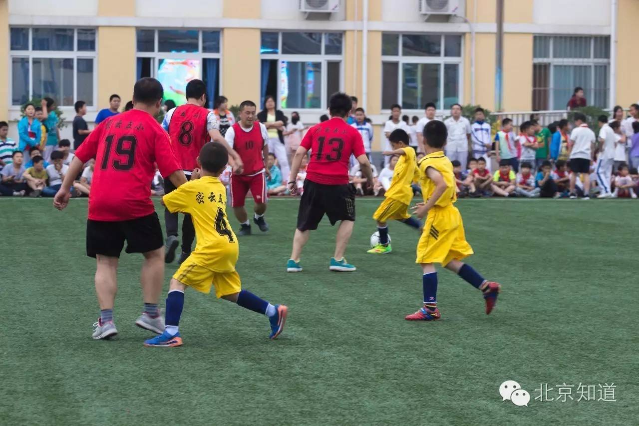 每人一个专属足球，西班牙外教上课，这所学校的足球运动逆天啦！