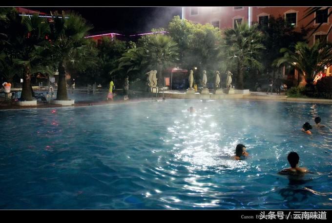 夜色下的罗茨温泉，看着养眼，泡着安逸