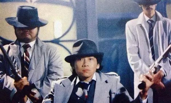 年少成名，新艺城七怪之一，枪法如神的罗宾探长