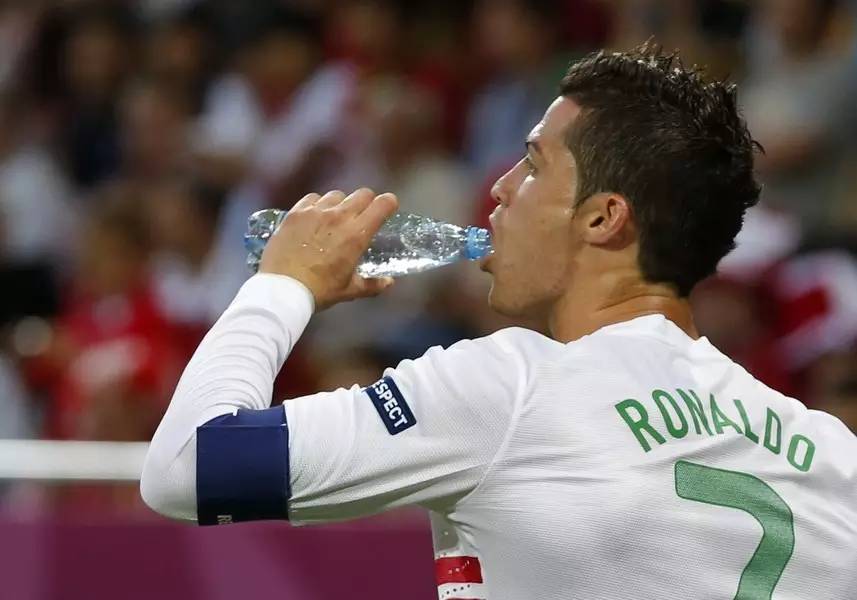 高温踢球注意什么,冬天足球踢球注意事项