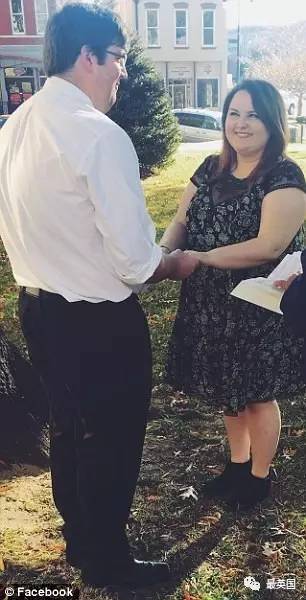 新婚夫妻卖黄金事件,新婚夫妻花8万元