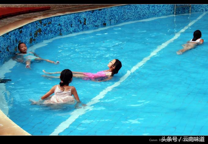 夜色下的罗茨温泉，看着养眼，泡着安逸