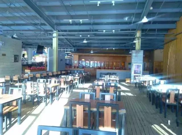 去不了远方就在家门口玩,去不了就在家门口滑冰