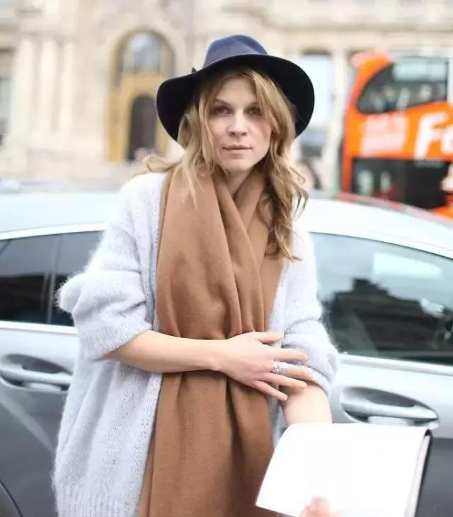 杨幂同款蓝色围巾,杨幂最新同款围巾