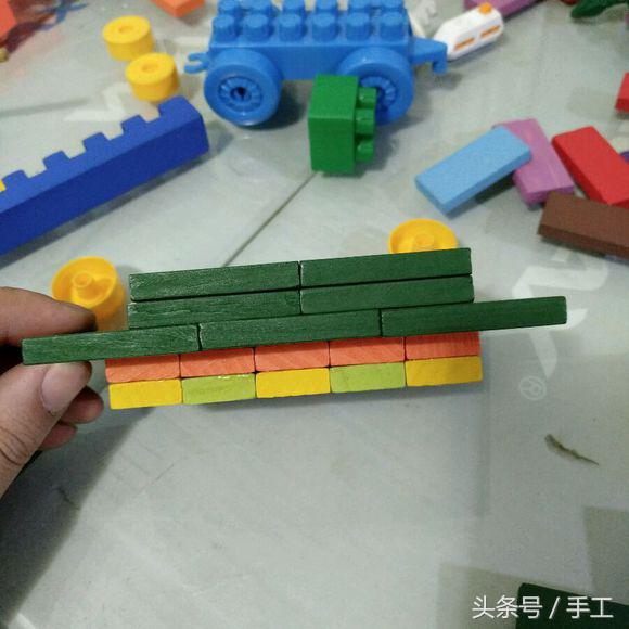 用箱子做能动的小机器人,用瓶子和盖子做机器人