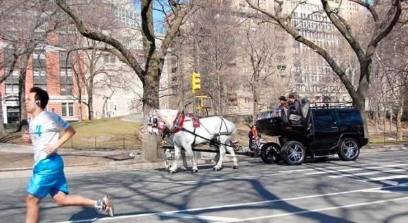 为了省油，车主把100万豪车开出了马车的感觉