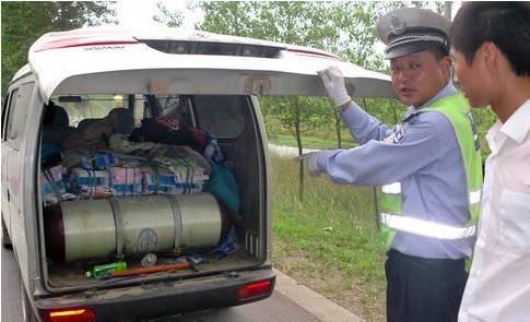 为了省油，车主把100万豪车开出了马车的感觉