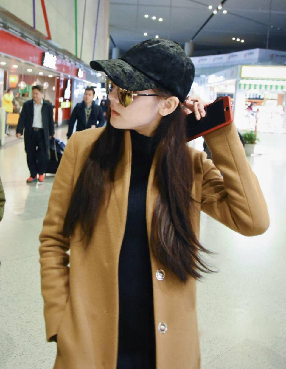 宋茜牛仔短裙配帆布鞋,宋茜同款鞋黑色帆布鞋