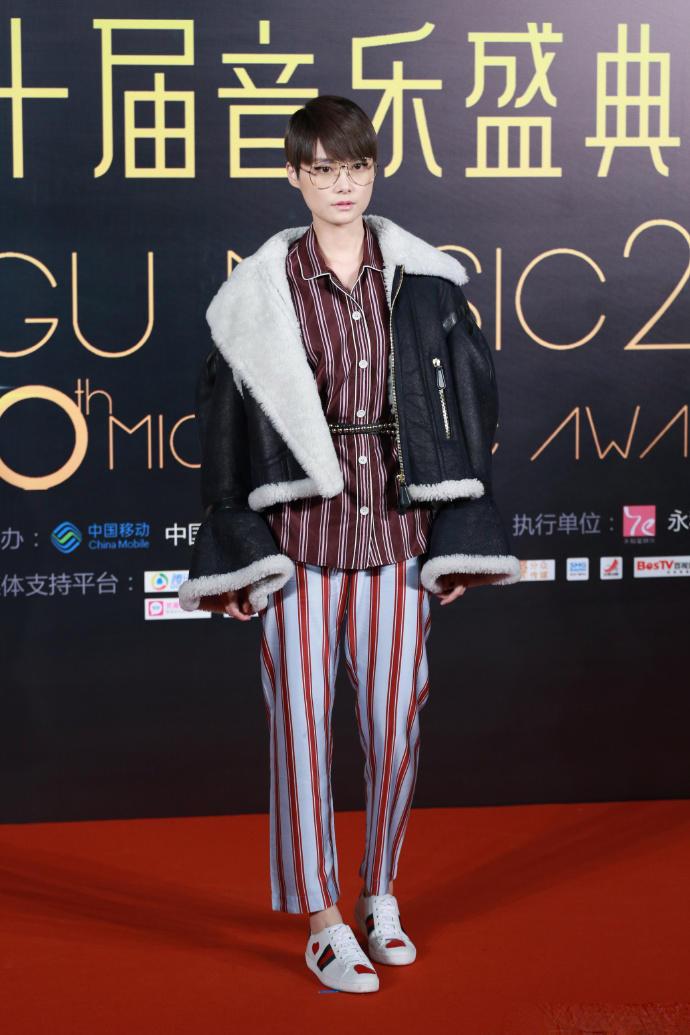 宋茜牛仔短裙配帆布鞋,宋茜同款鞋黑色帆布鞋