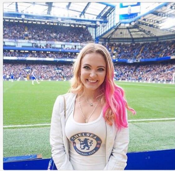 穿切尔西球衣女球迷,切尔西女球迷穿球衣