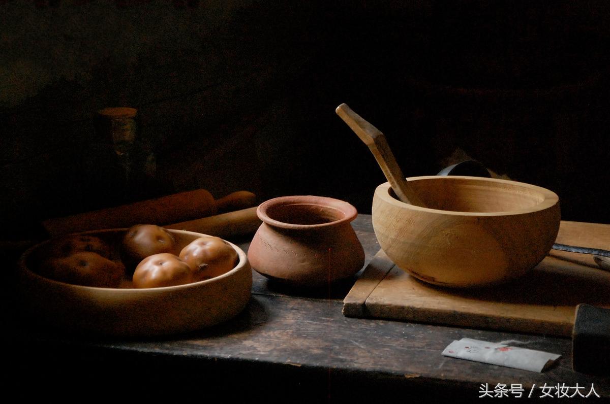 胸前长痘痘挤出来白色的东西,额头长痘痘挤出来白色颗粒是什么