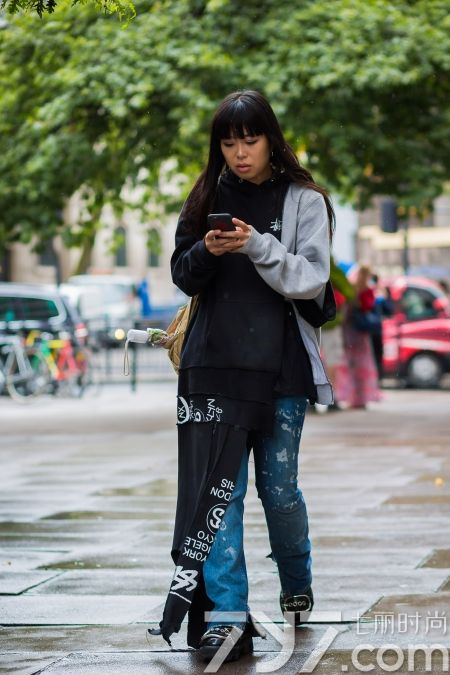 小白鞋松糕鞋搭配连衣裙,松糕鞋时尚配纱裙