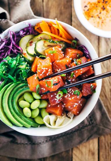 麻烦给我一份厚切三文鱼,再来一杯清酒!