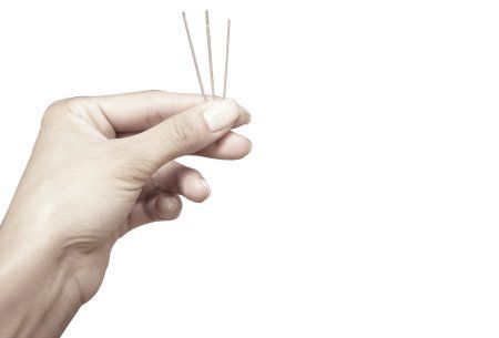 爷爷给2岁孙子扎针放血治抽搐,爷爷给孙子扎针放血治抽搐