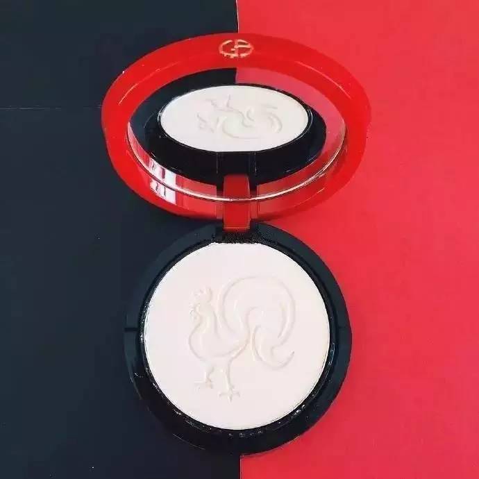 辣眼睛!Dior、Armani等大牌的鸡年限量款到底想干嘛？