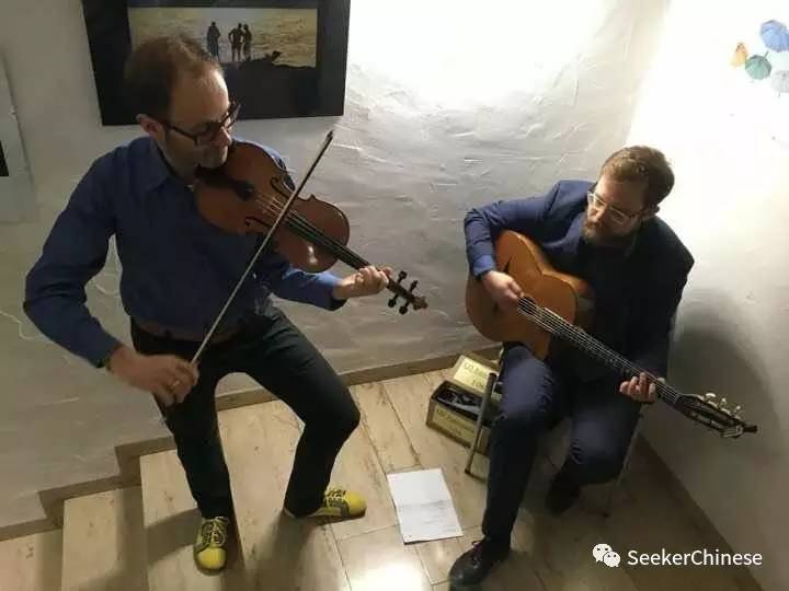 如私人订制般贴心精致的高品质体验,Leguano德国原装进口纯手工赤脚鞋祝大家圣诞快乐!新的一年从脚开始更加热爱生活!