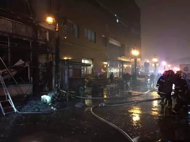 昨晚,小白楼欧式风情街一商铺发生火情!