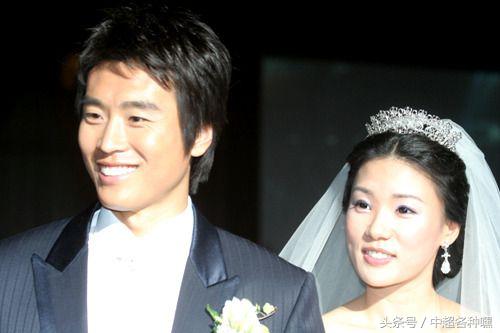 越长越美?国足克星李同国妻子真能逆生长?