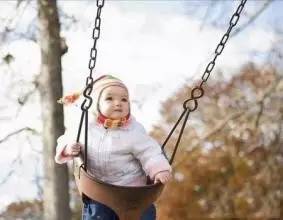 一岁宝宝冬天穿羽绒服还是棉服好,给宝宝买羽绒服选多大