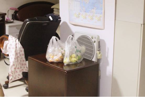 浙传图书馆方大爷要暂别我们了!考研的同学特意买了花为他送行