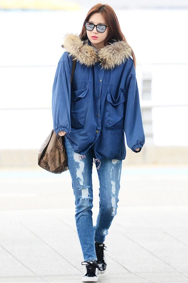 韩国女明星皮衣机场街拍,韩国女明星穿阿迪