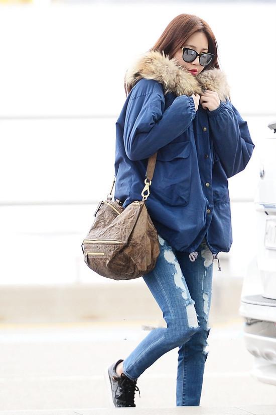 韩国女明星皮衣机场街拍,韩国女明星穿阿迪