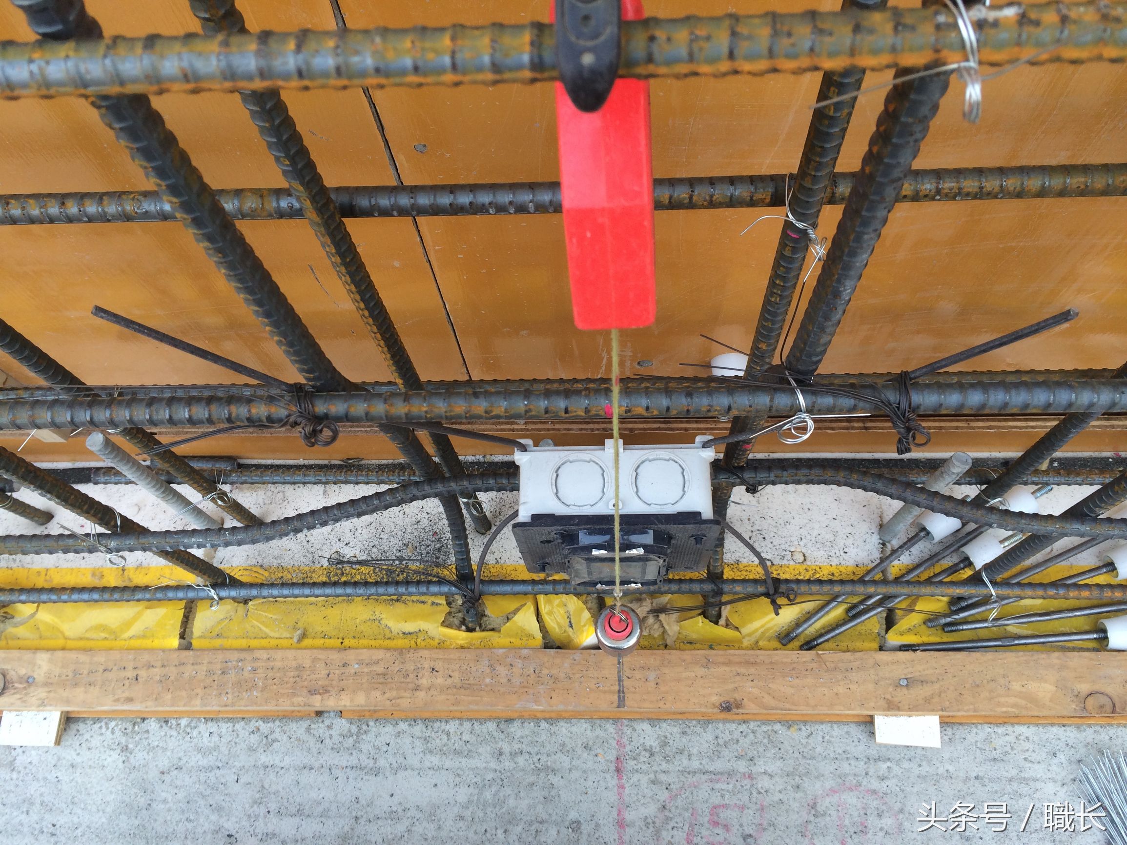 电工插座开关预埋现场视频,承重墙怎么预埋插座