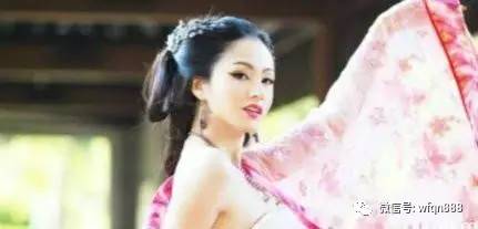 这位淫荡美女一双美足踏翻整个朝廷,皇帝为满足她甘愿做她奴隶!