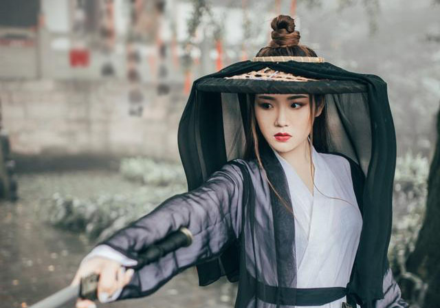 小说：糟老头色胆包天，大庭广众之下摸女修士的手，一点都不害臊