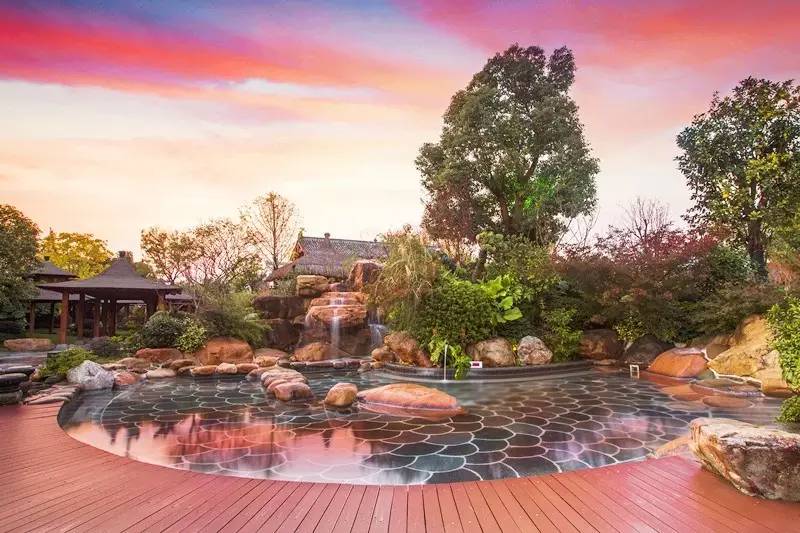 惊艳！绿皮火车开进温泉城，将VIP泡汤进行到底！「浙里温暖NO.11」