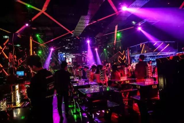 “圣诞大爷”们来成都了！随手把兰桂坊玩了个底朝天