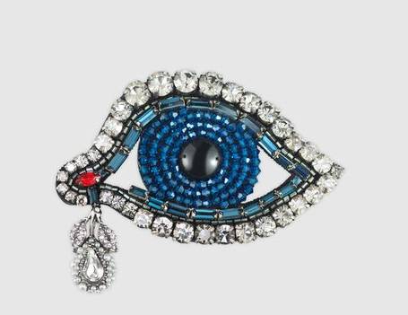 驼色大衣戴胸针,黑色大衣适合戴的胸针