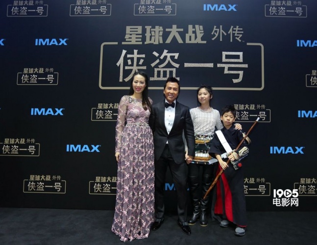 姜文《侠盗一号》红毯人气高菲丽希缇蓝裙优雅