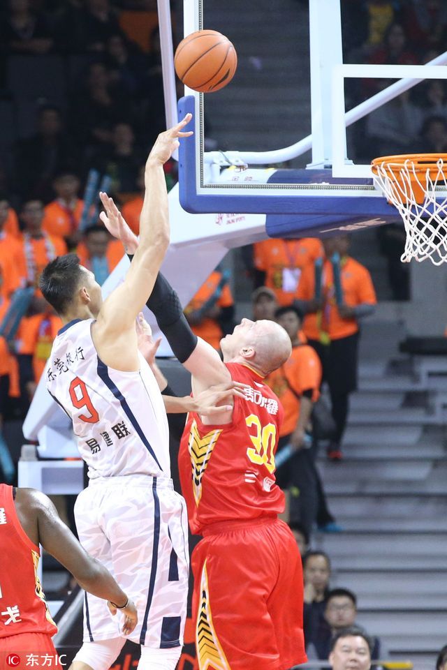 杜锋为什么在场边吹口哨,一语道破一针见血