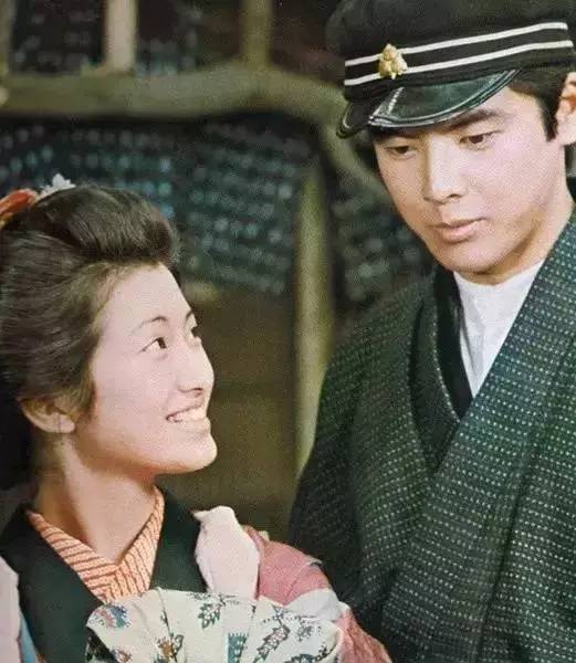 有一本书佐餐，旅行会更有滋味｜会饮品读