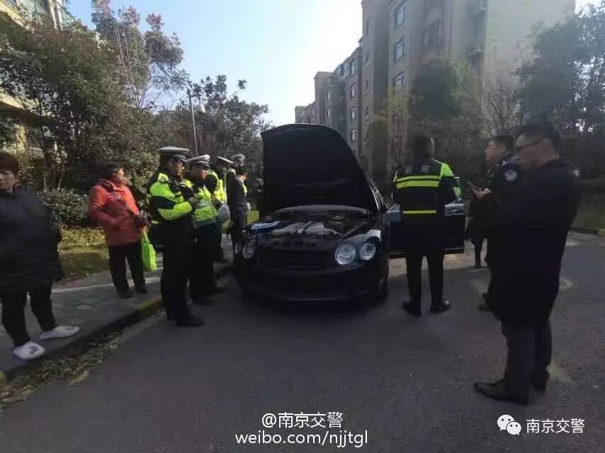 「一路有你」爷爷哄孙子,教2岁孩子在马路上开叉车……婚礼上的超豪华车队没接新娘去了哪里?