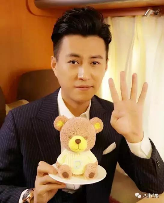 要被靳东的角色蒙蔽了双眼,他本人只有四岁,不能再多!